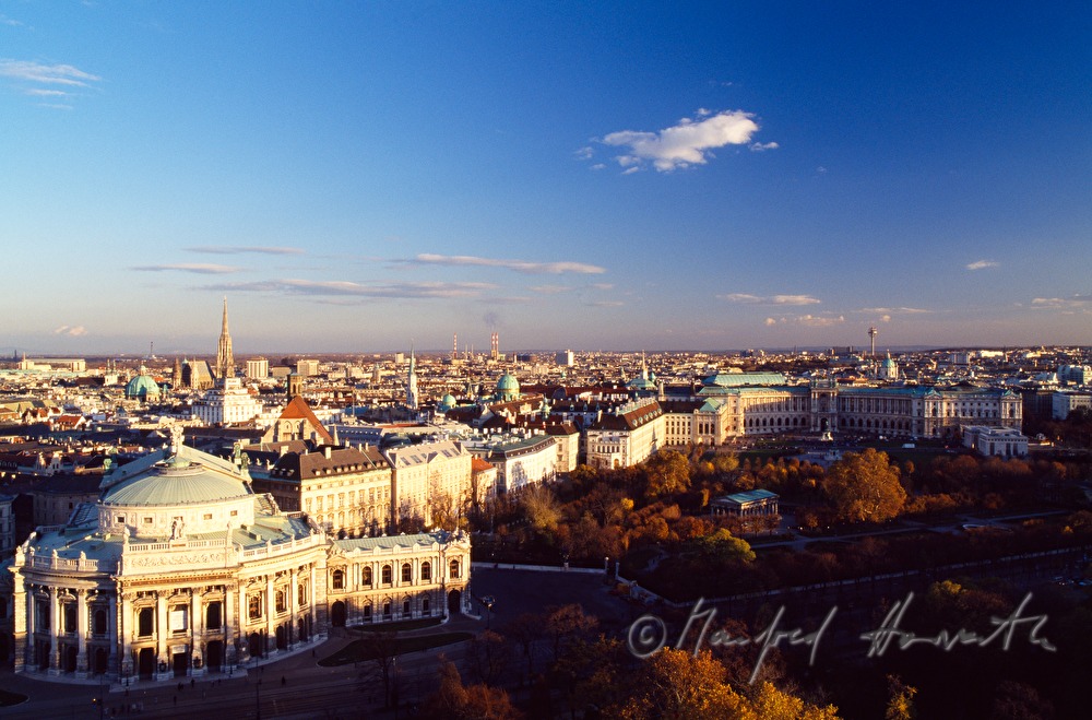 Blick vom Rathaus auf die Ringstrasse und den Heldenplatz