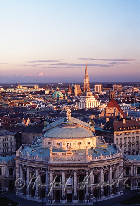 Blick vom Rathaus auf das Burgtheater