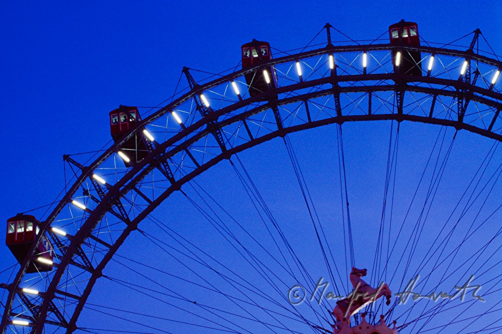 Wiener Riesenrad und Pferd auf Dach des Ringelspieles