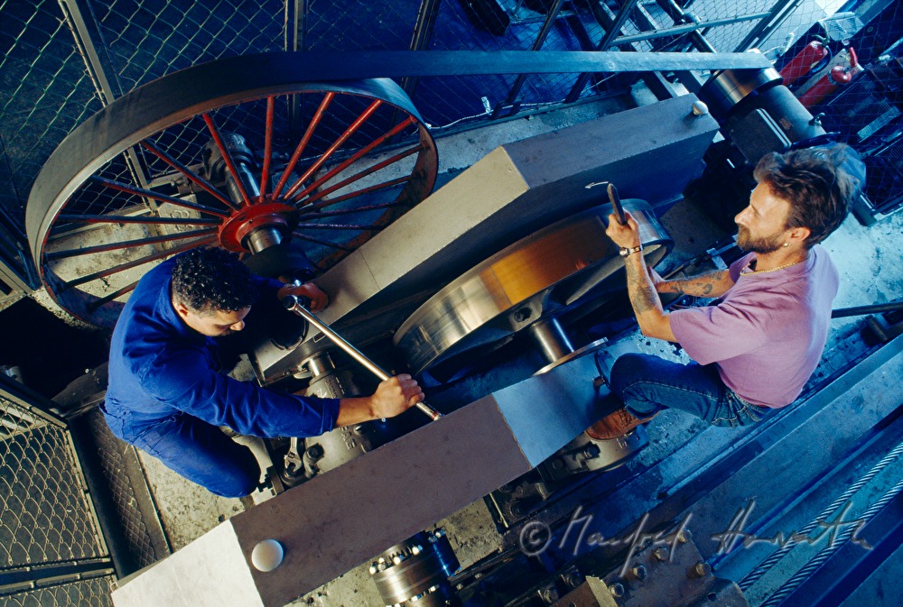 Wiener Riesenrad, Monteure spannen den Riemenantrieb