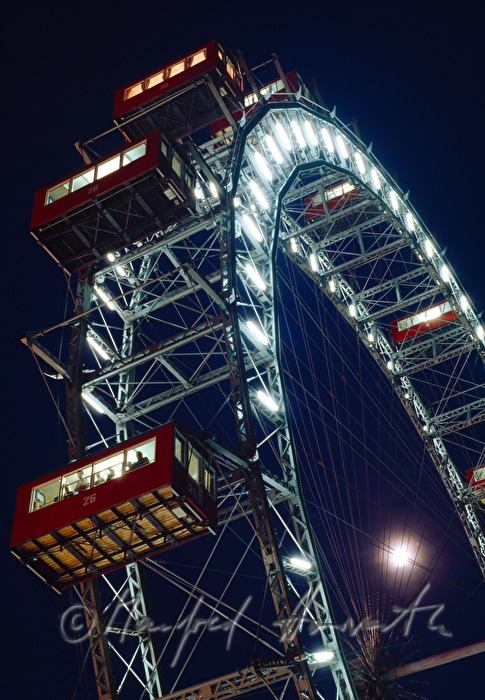 Wiener Riesenrad und Vollmond