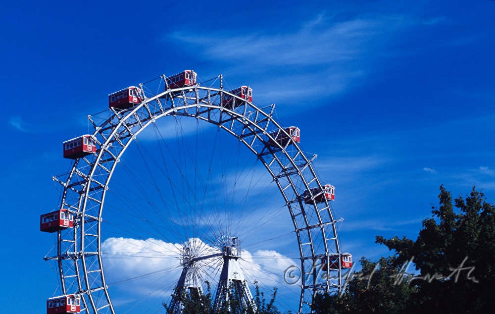 Wiener Riesenrad und Wolken