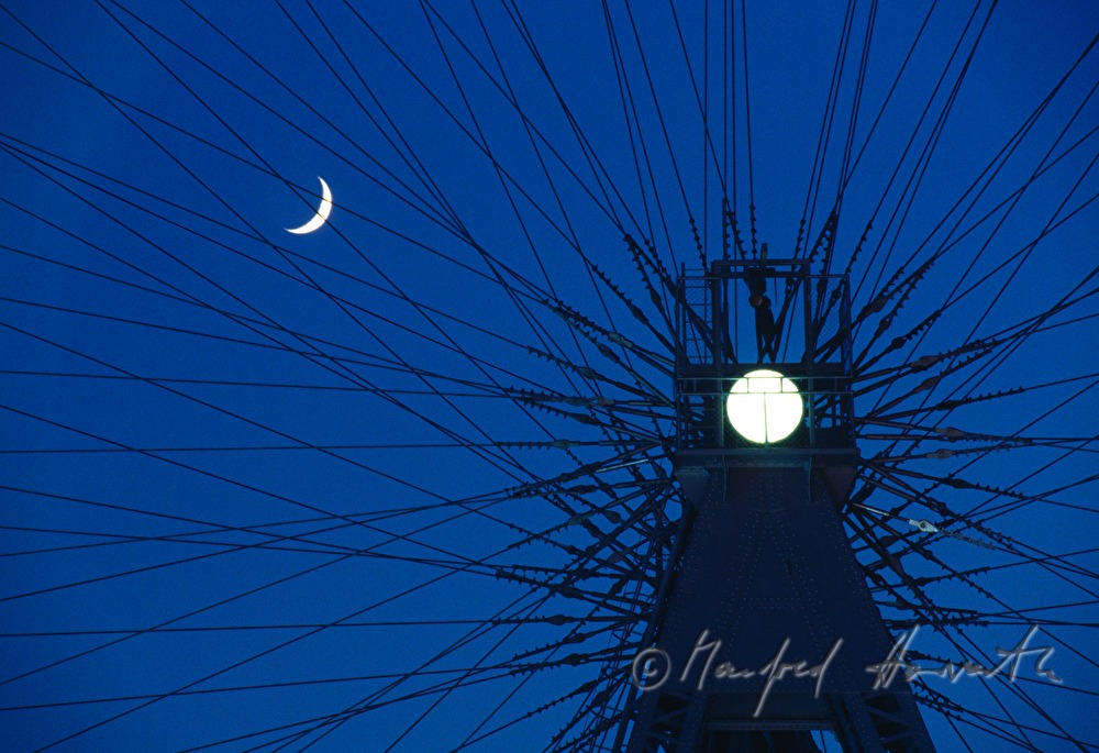 Achse vom Wiener Riesenrad und Vollmond