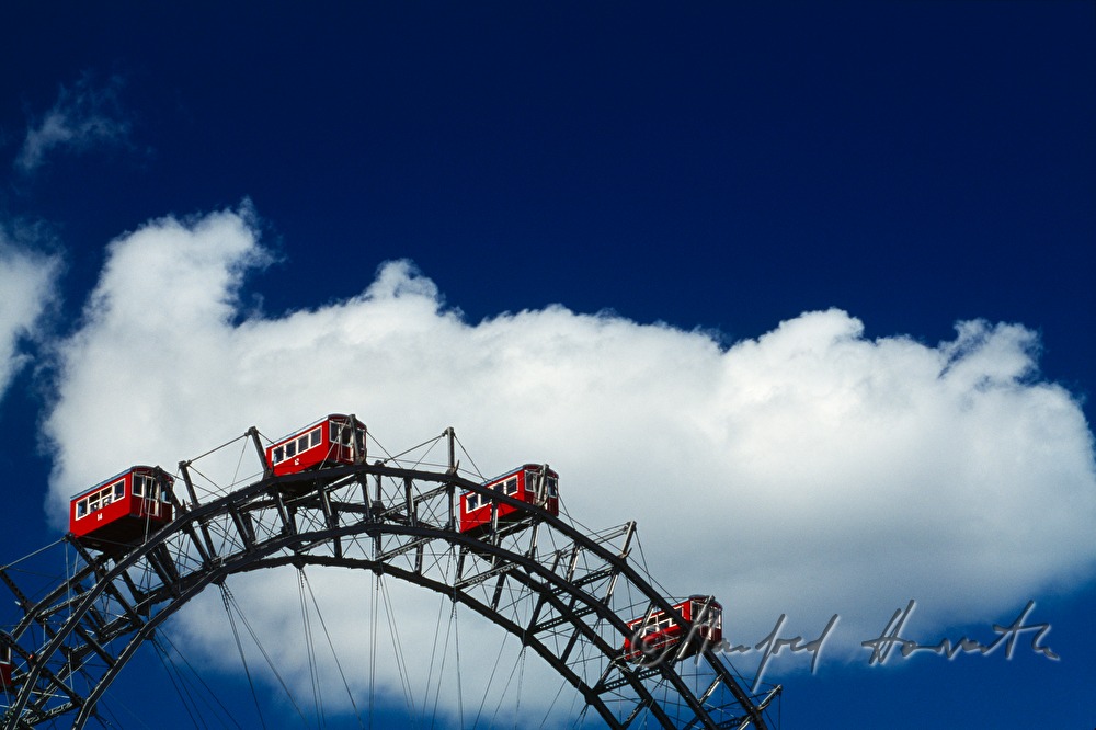 Wiener Riesenrad und Wolken