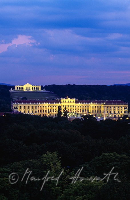 Schloss und Gloriette