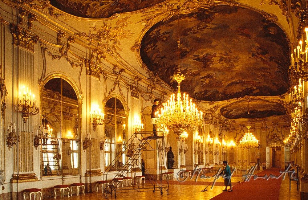 Reinigung des Kronleuchters im Ballsaal