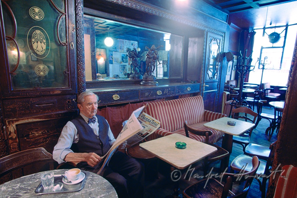 Cafe Hawelka, Leopold Hawelka in seinem Cafe