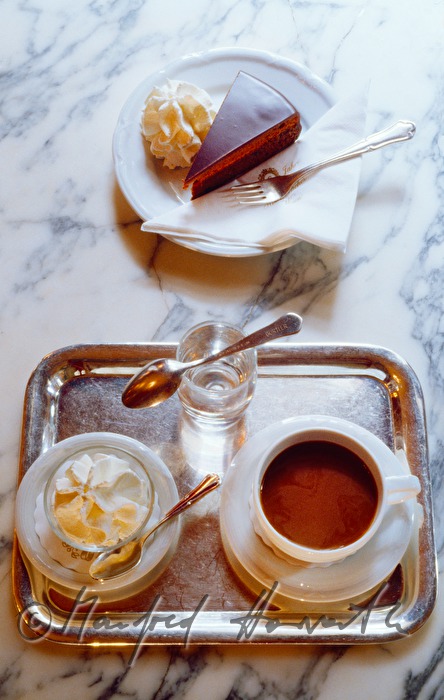 Sachertorte mit Schlagobers und Melange