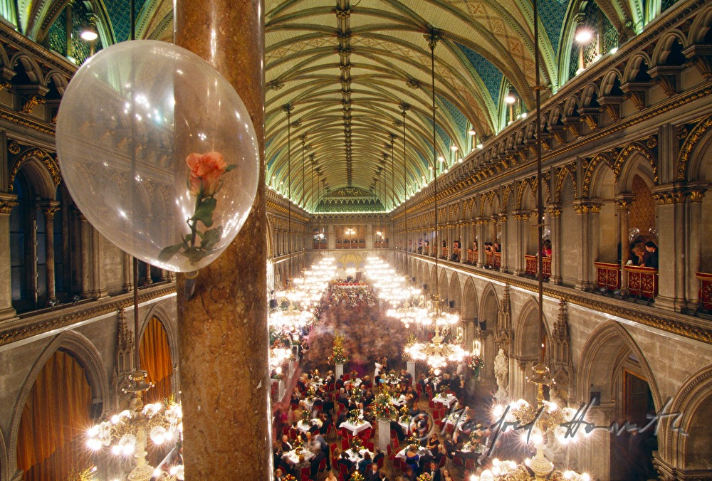 Rathausball, Blick von der Galerie auf die Tänzer