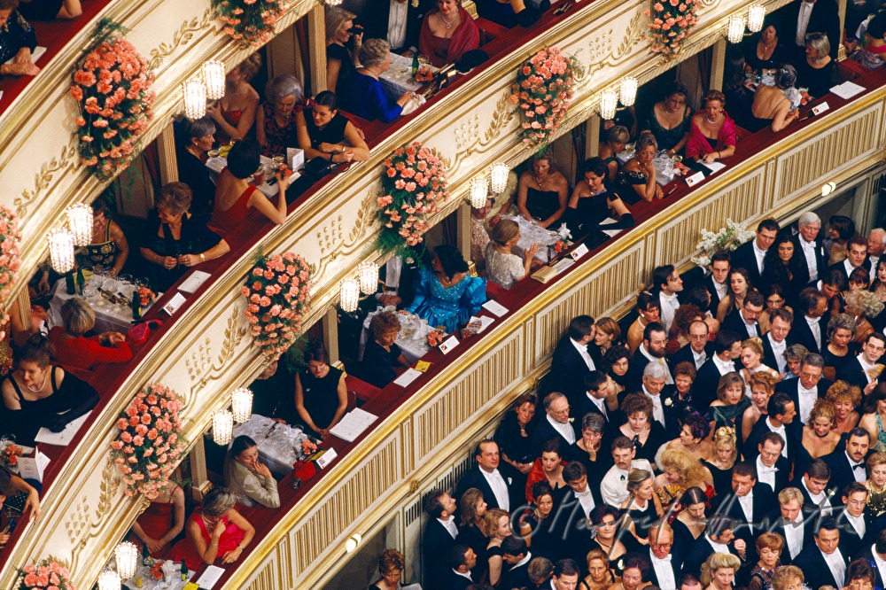Opernball-Besucher in den Logen