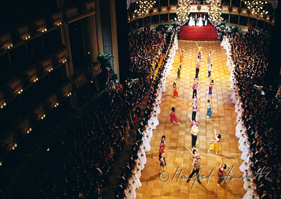 Tänzer des Staatsopernballetes auf dem Opernball