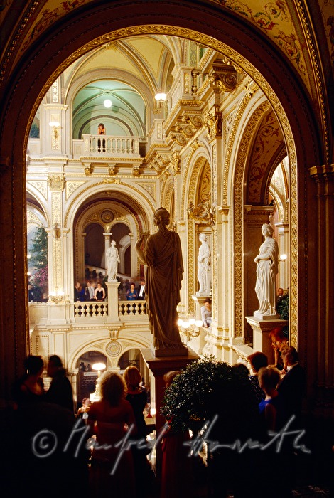 Opernball-Besucher im Foyer der Staatsoper