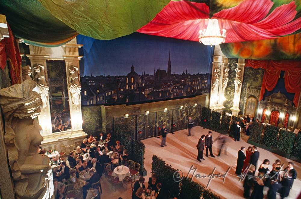 Opernball-Besucher im Restaurant