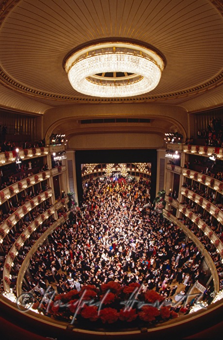 Opernball, Blick vom obersten Rang