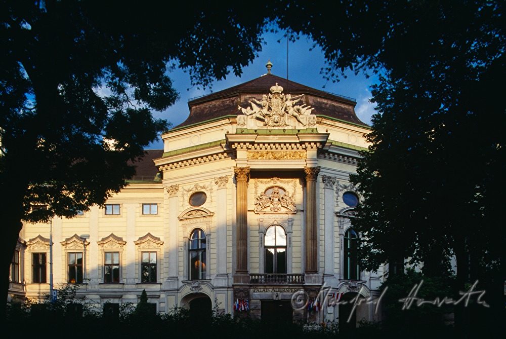 Hauptfassade des Palais Auersperg