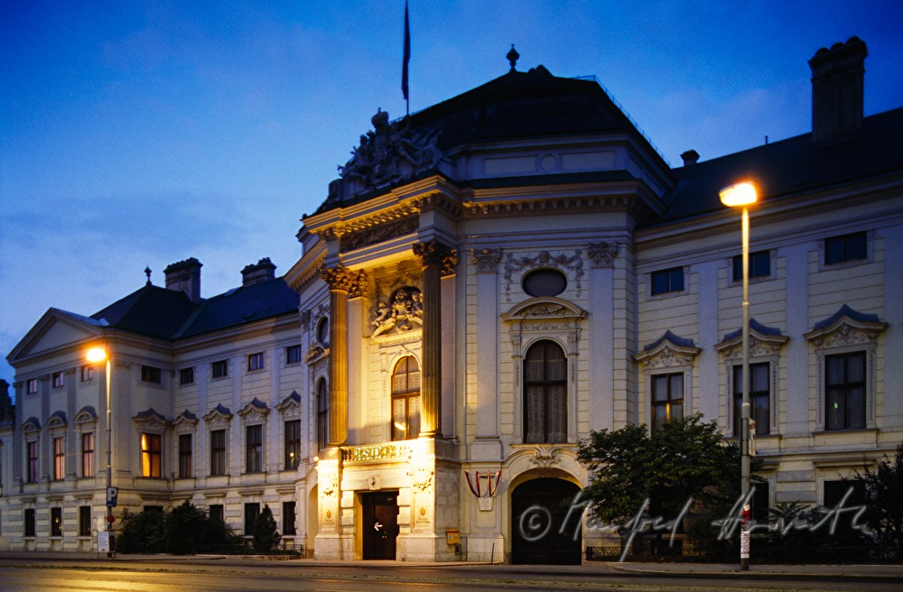 Hauptfassade des Palais Auersperg