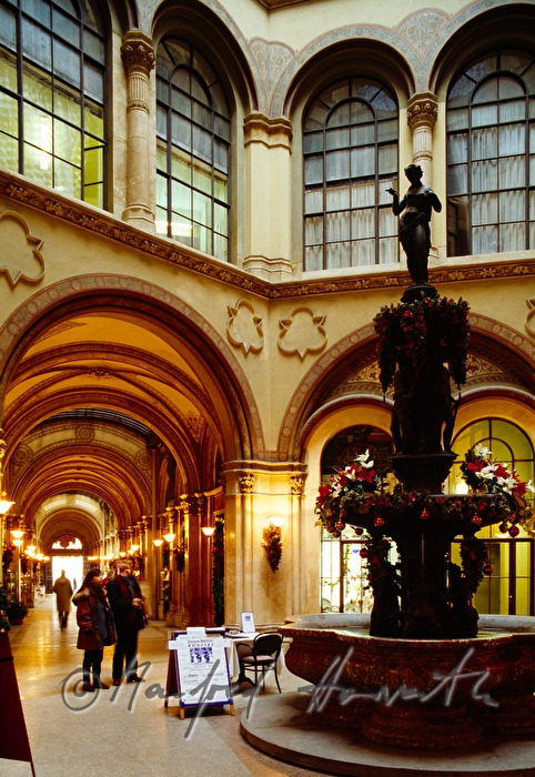 Treppenhaus im Oktogon des Palais Ferstel