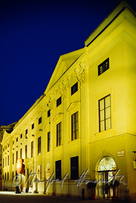 Hauptfassade in abendlicher Beleuchtung