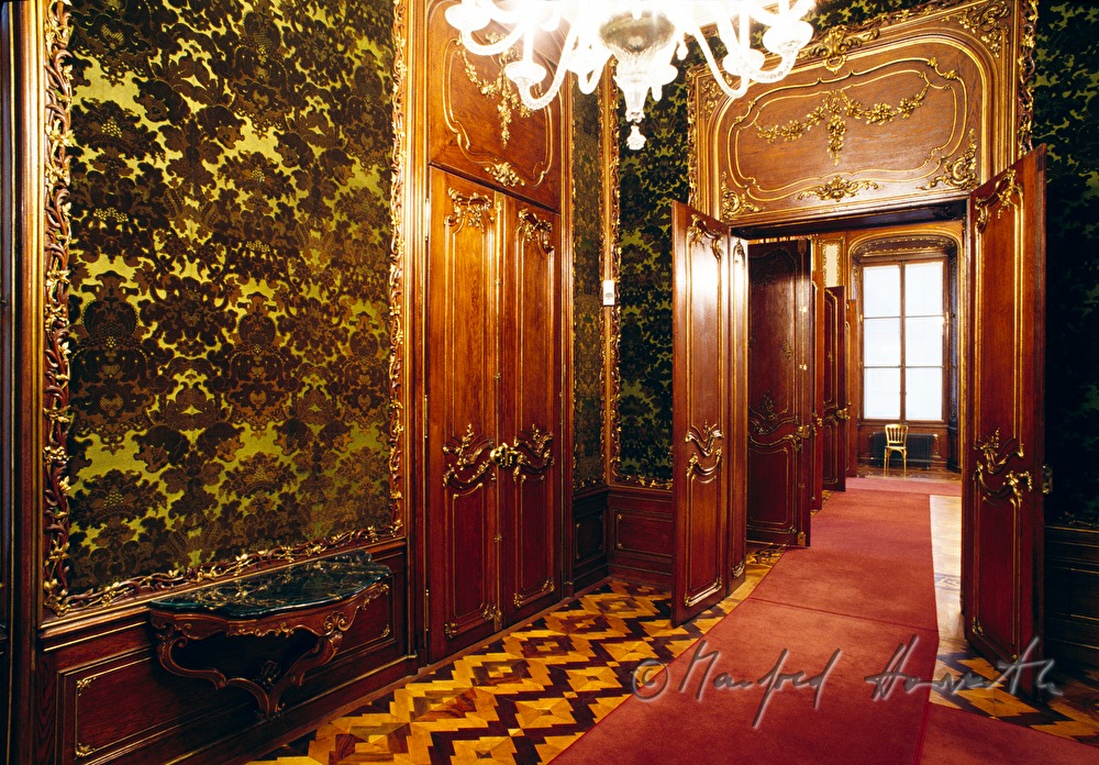 Salon mit Seidentapeten