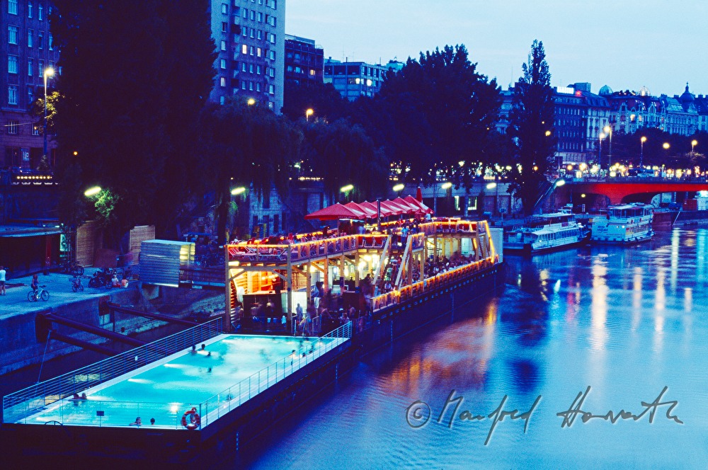 abendliches Baden im Badeschiff