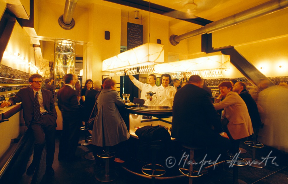 Besucher an der Theke der Reiss Bar