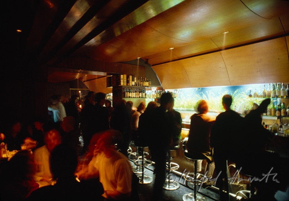 Besucher an der Theke der Bar 
