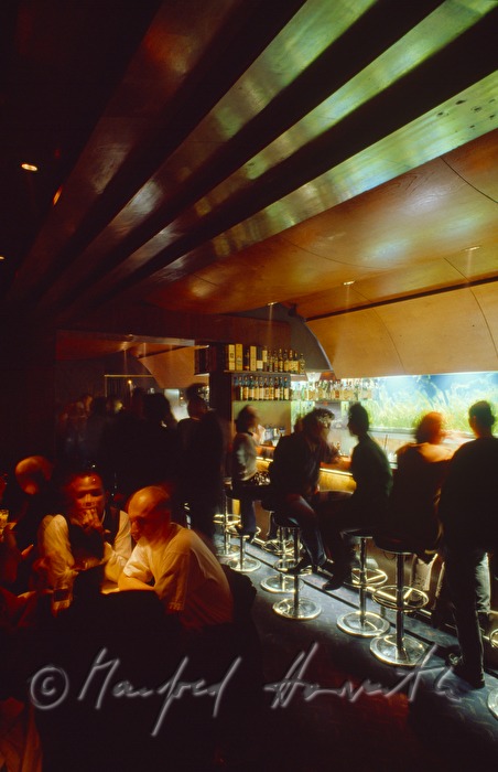 Besucher an der Theke der Bar 