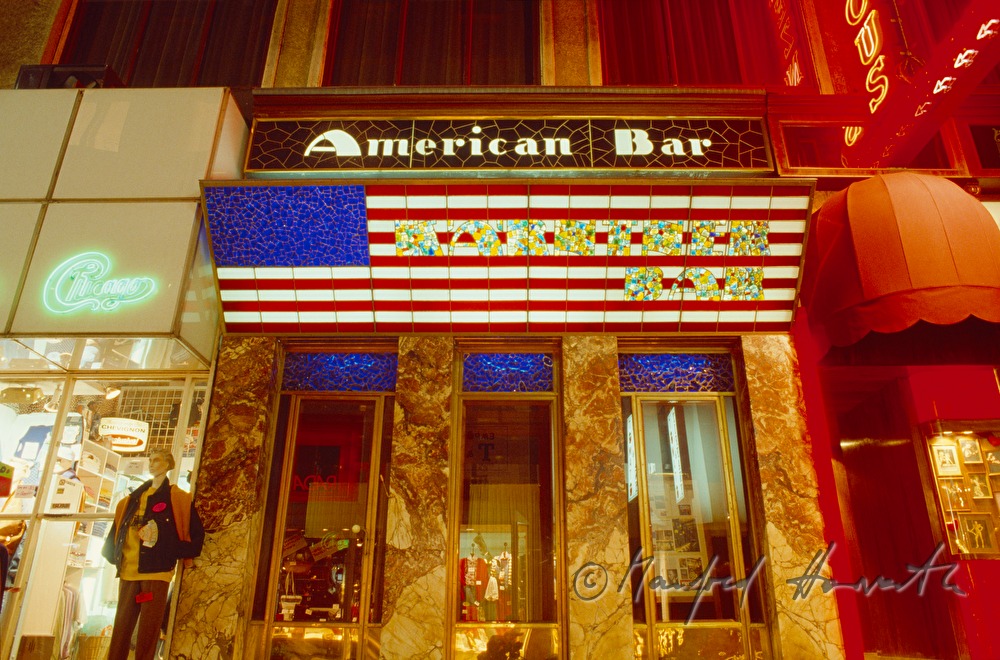 Besucher an der Theke der Bar 