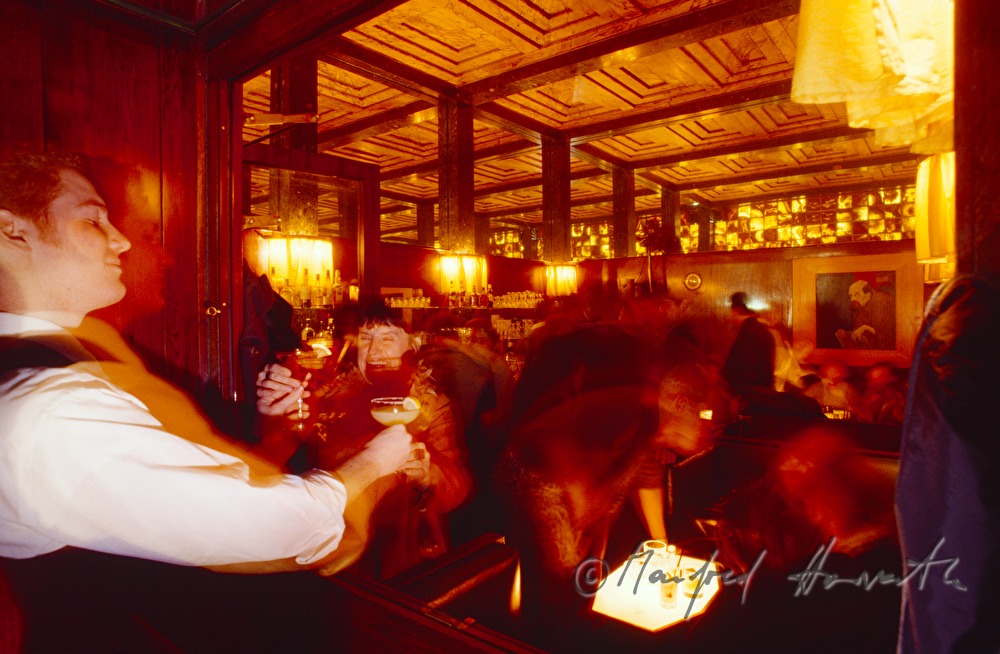 Besucher an der Theke der Bar 