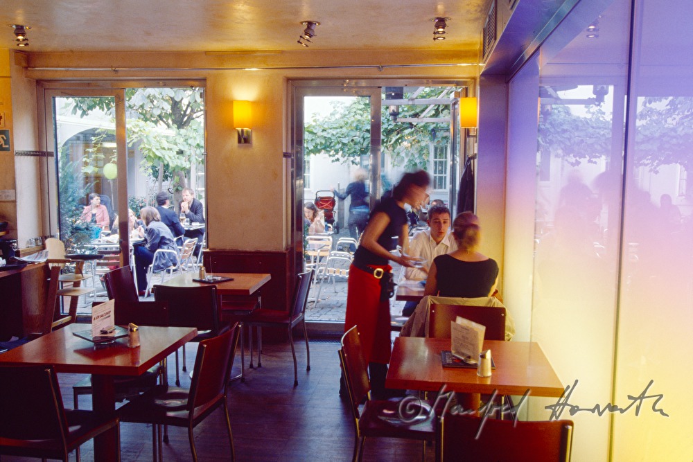 Besucher und Kellnerin im Lokal Cuadro