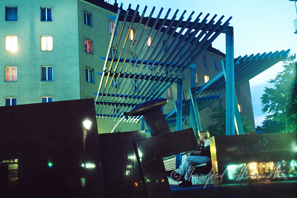 Fußgängerzone, überdachte Sitze und Brunnen