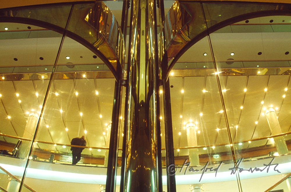 Ringstrassen-Galerien, Lift