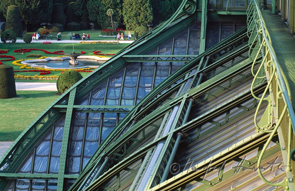 Palmenhaus (Detail) und Teich