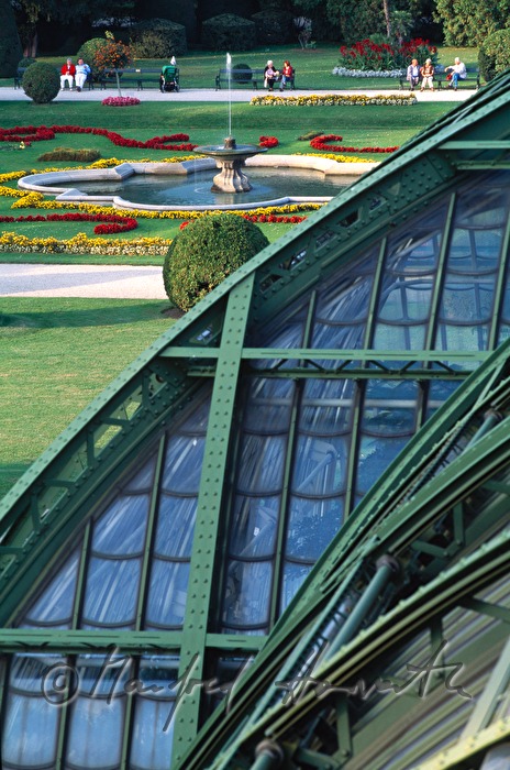 Palmenhaus (Detail) und Teich