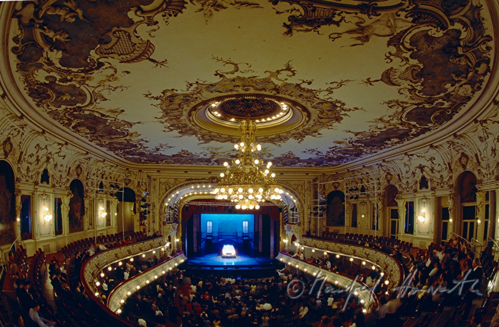 Bühnenbild mit Auto im Ronacher Theater