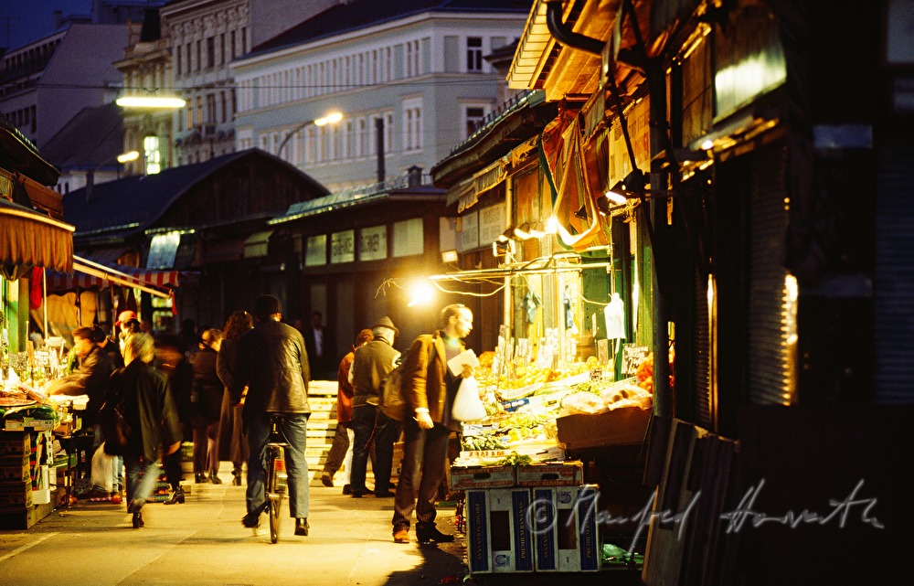 Marktstände und Einkäufer