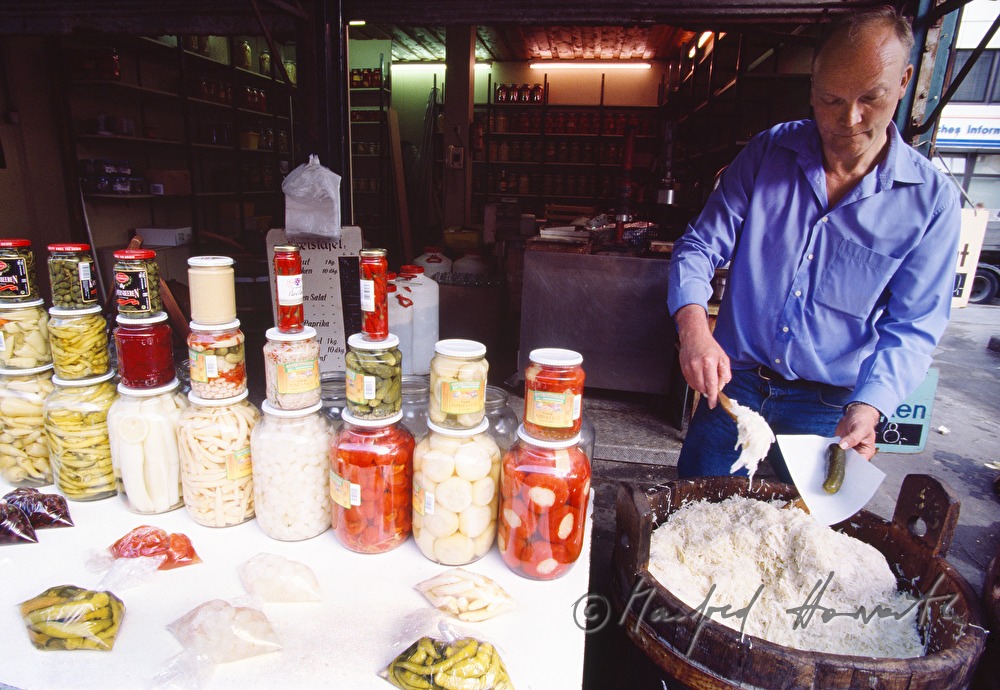 Leo Strmiska in seinem Sauerkraut-Stand