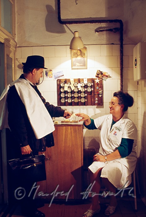 Hermannbad, Rezeption, Besucher bekommt eine Eintrittskarte