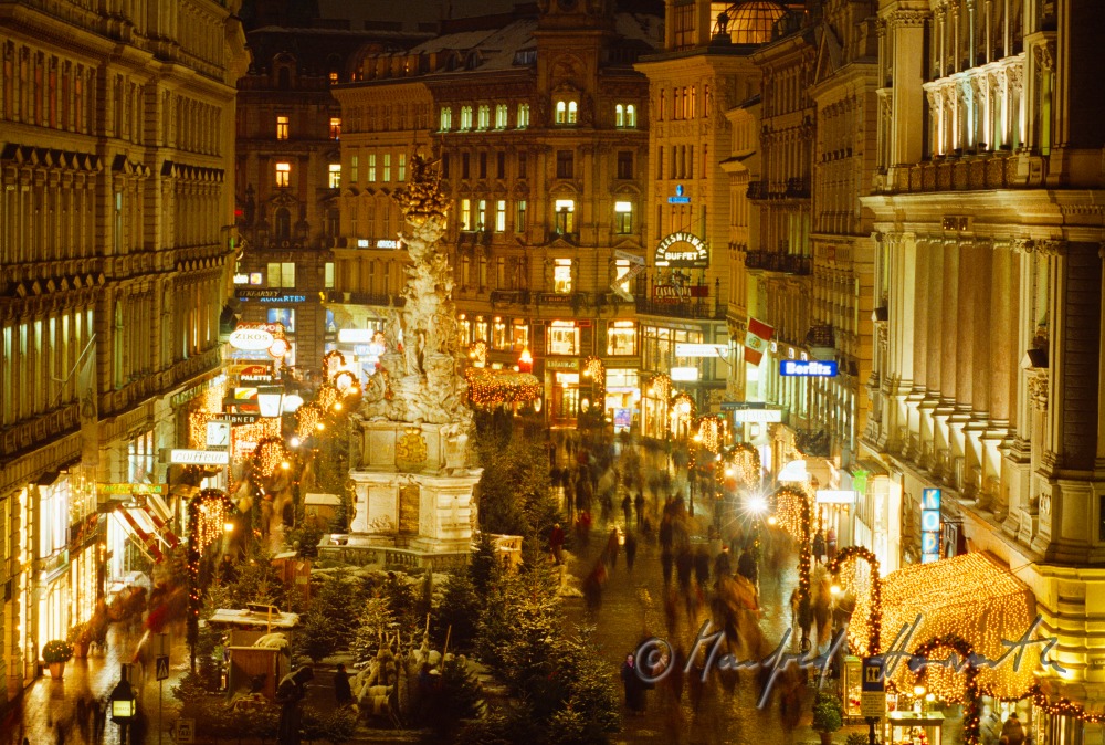 Weihnachtsmarkt und Pestsäule