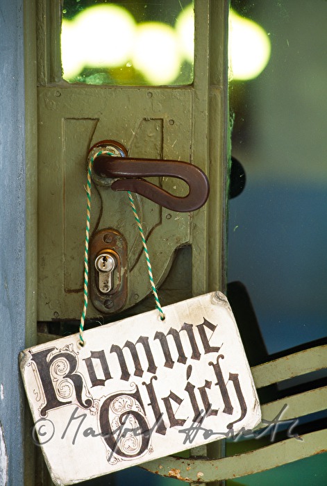 Türschild an Antiquitätengeschäft