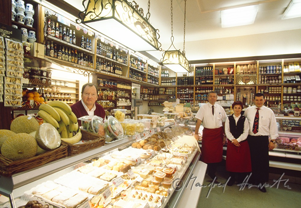 Verkäufer bei der Kühlvitrine