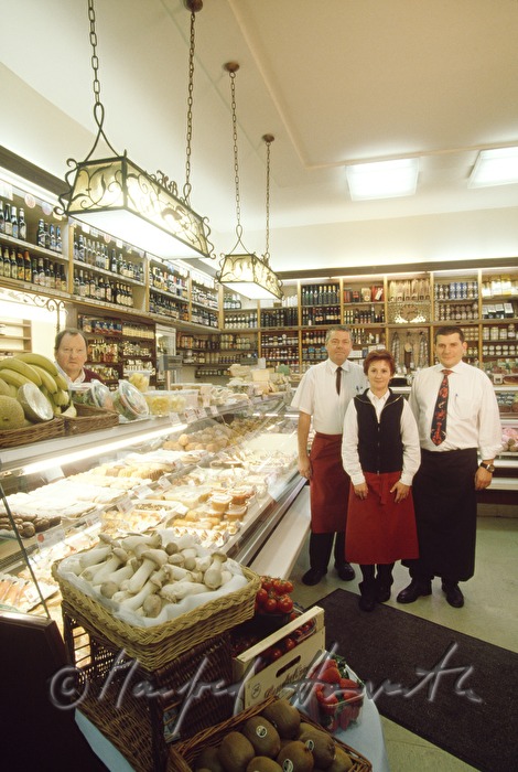 Verkäufer bei der Kühlvitrine