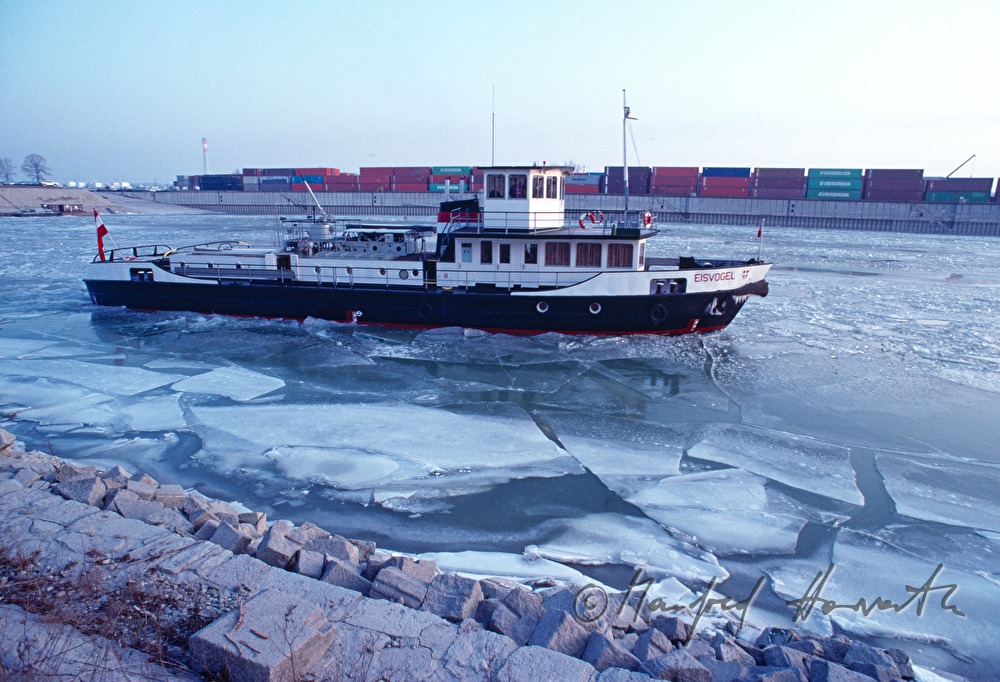 Eisbrecherschiff MS Eisvogel beim Eisbrechen der Donau