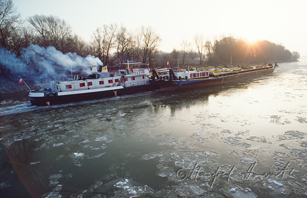 Eisbrecherschiff MS Eisvogel beim Eisbrechen der Donau