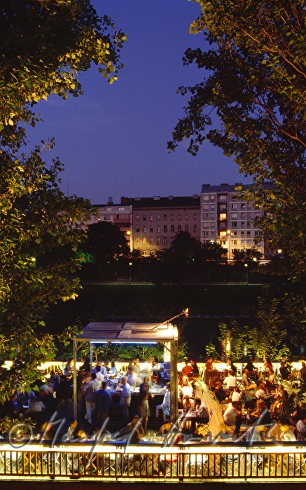 Summerstage, Terrasse mit Besuchern