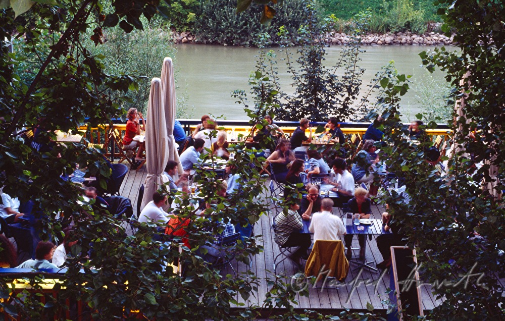 Summerstage, Terrasse mit Besuchern