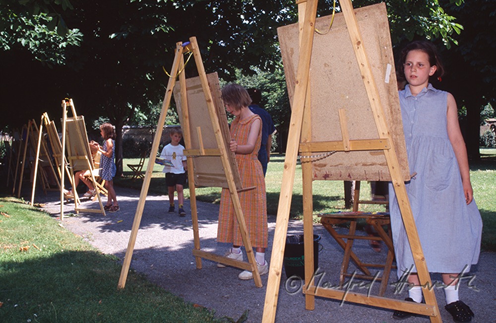 Kinder mit Staffelei beim Monet Gartenfest
