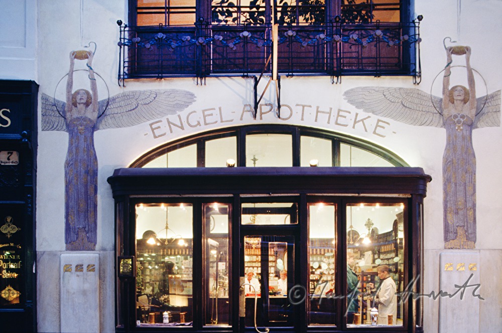 Engelapotheke mit Jugendstil-Mosaiken in der Bognergasse