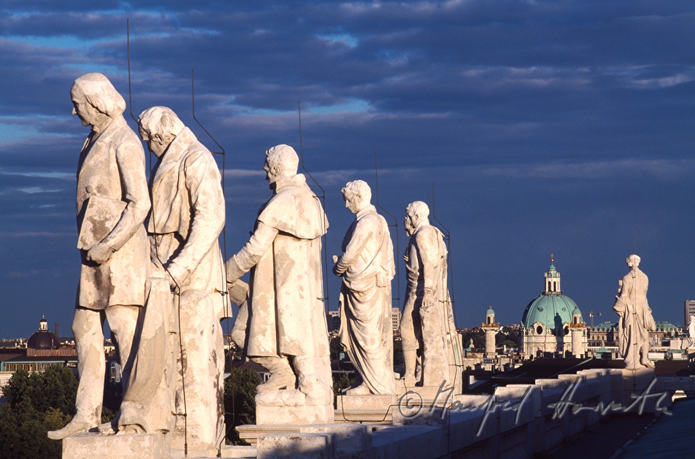 Karlskirche und Dachfiguren des Naturhistorischen Museums