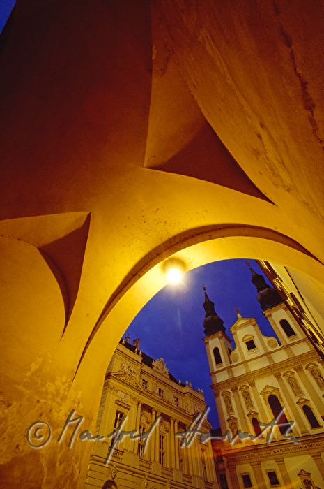 Blick durch Torbögen auf die Jesuitenkirche